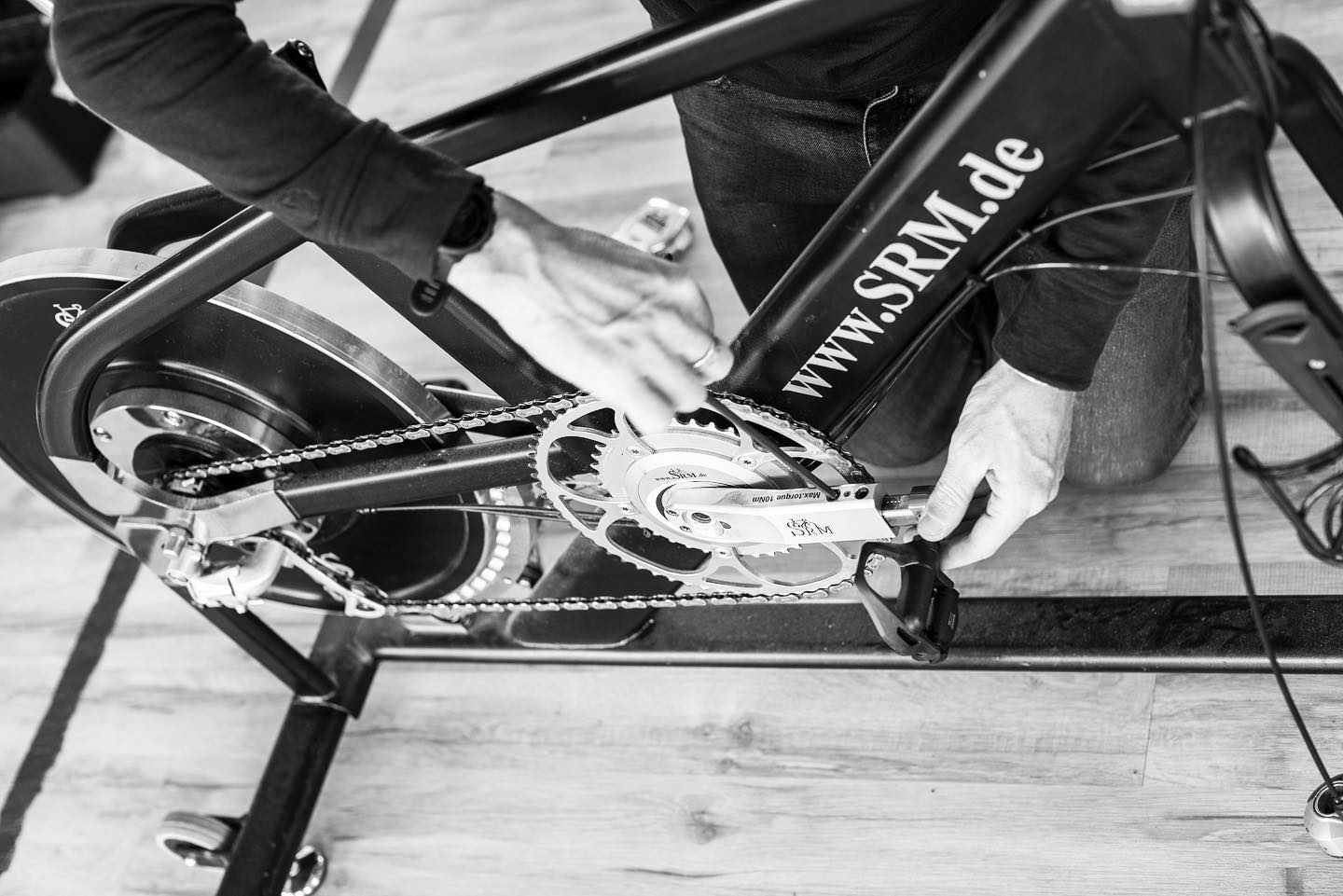 Experimenting with lever length on the SRM ✔️
.
Crank selection is rarely a black and white decision, but a series of considered compromises focused on a specific rider with specific physiology and objectives.
.
The key is to find the optimum balance, which is best done by testing, both in the studio and in the real world.
.
📸 @alanbartonphotographer
.
#bikefit #bikefitting #bikefitter #cycling #cyclingbiomechanics #cyclinglife #cranklength #srm